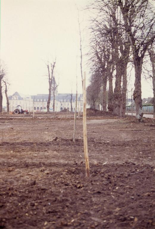 Parc en cours de réhabiltation : les quinconces.- Photographie, 1991-1992. (Ville de Caen, Direction Environnement et Cadre de Vie).