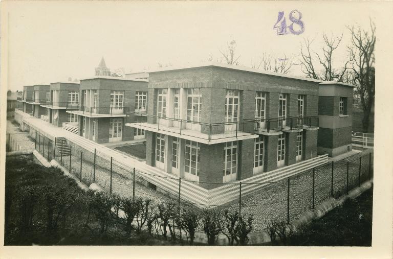 Bâtiment de la pouponnière depuis le Mont-Liban.- Photographie, tirage argentique, vers 1936. (Archives diocésaines de Bayeux-Lisieux).