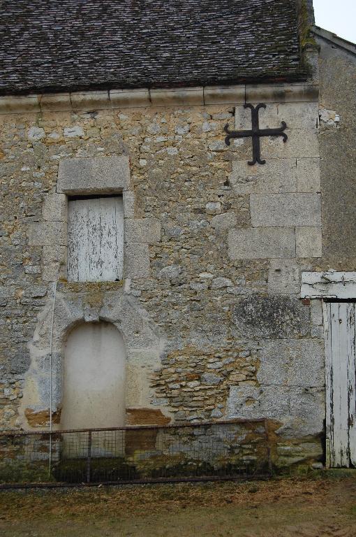 Mise en oeuvre du moellon de calcaire, encadrements d'ouvertures et chaînage d'angle en pierre de taille calcaire, grange de la Simonière.