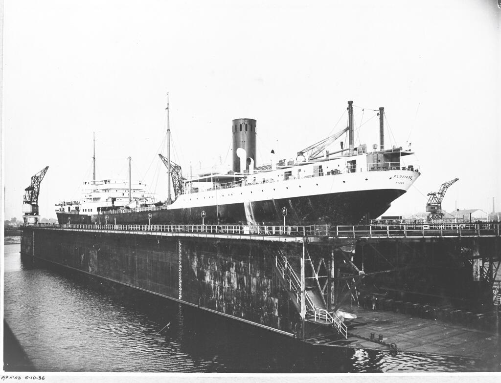 bateau citerne : cargo (pétrolier long cours) dit PLUVIOSE, puis BOTONTO