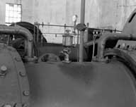 Carreau de Soumont : salle des machines, dite salle des compresseurs. Vue intérieure : compresseur (R. Messian, Cambrai), détail.- Photographie ancienne, 1992.