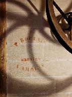 Atelier de fabrication, vue intérieure, 1er étage, inscription "P. Boulais meunier à Amblie" réalisée au pochoir à sac.