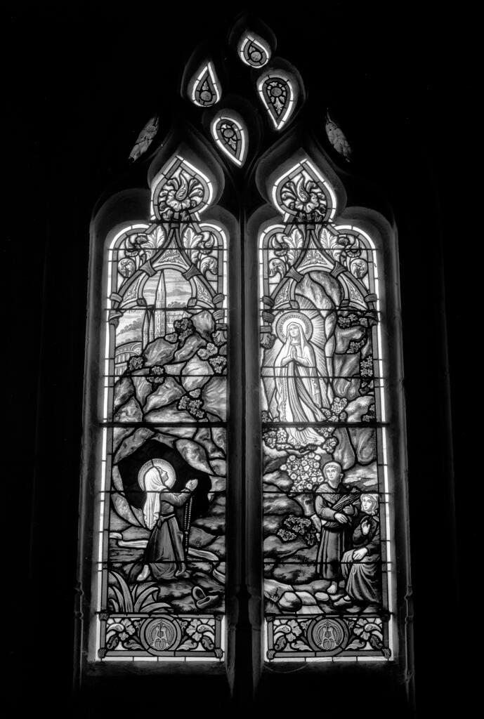 verrière hagiographique : Apparition de la Vierge à Lourdes (baie 5)
