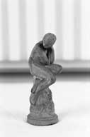 figurine : baigneuse assise sur un rocher