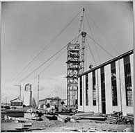 Puits central de May-sur-Orne. Constructions des bâtiments.- Photographie ancienne, [1961].