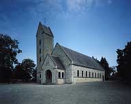 Village Es Comtes. Eglise paroissiale Saint-Pierre. Vue prise du nord.