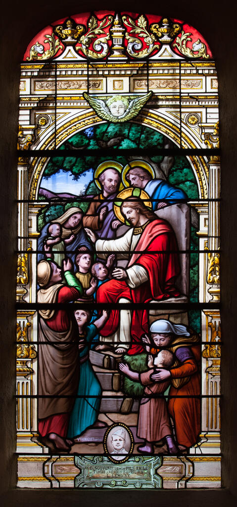 ensemble de 2 verrières historiées et commémoratives de la guerre de 1914-1918 : Jésus bénissant les enfants, Crucifixion ; à la mémoire de d'Emile Lemoine et de Désiré Lair (baies 5 et 6)