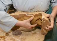 Reportage sur la fabrication d'un épi de faîtage dans l'atelier de poterie. Estampage : démoulage (3), pièce moulée extraite du moule.