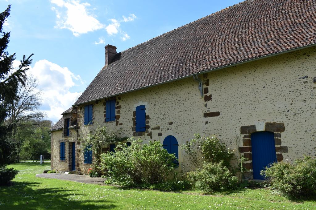 La Cormière : ferme aux encadrements d'ouvertures et aux chaînages d'angle en pierre de taille de grès roussard.