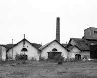 Ateliers dépendant de la distillerie : salles de séchage des marcs et chaufferie. Vue prise du nord-est.