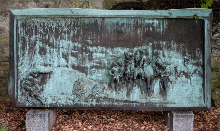 Monument aux Enfants du Calvados tués à l'ennemi en 1870-1871 : ensemble des trois bas-reliefs sauvegardés.