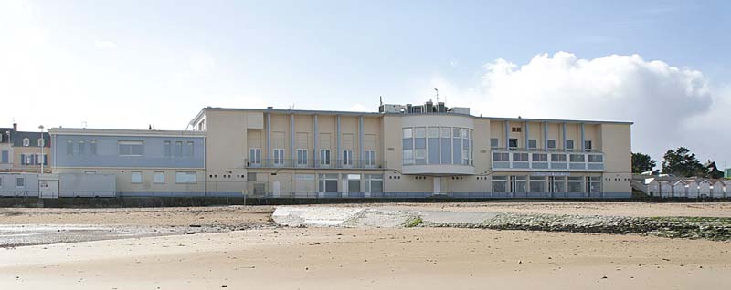 Luc-sur-Mer. Vue d'ensemble du casino prise du nord-est depuis la plage.