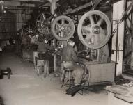 Section métal, atelier d'usinage, vue intérieure de l’atelier des presses, vers 1950 (Collection particulière).