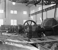 Salle des machines.- Photographie ancienne, contact de plaque de verre 18x24, vers 1920. (Archives privées Société des Mines de Soumont).