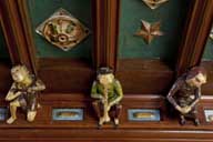 Logement patronal, cheminée du salon, détail des figurines grotesques situées en retour du plafond.