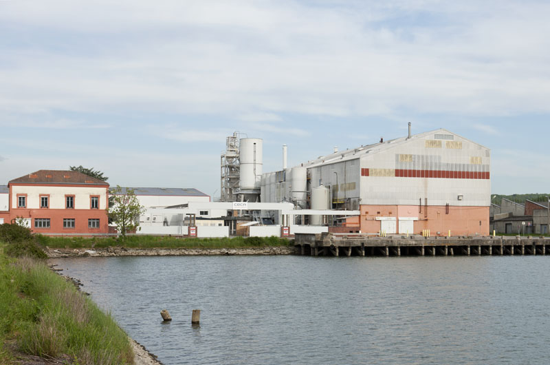 Honfleur. Usine de produits chimiques Ceca. Vue d'ensemble de l'usine depuis la berge nord du bassin Carnot.