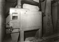 Equipement du système de nettoyage de la minoterie.- Photographie ancienne, [années 1950]. (Collection particulière Pierre Lemanissier).