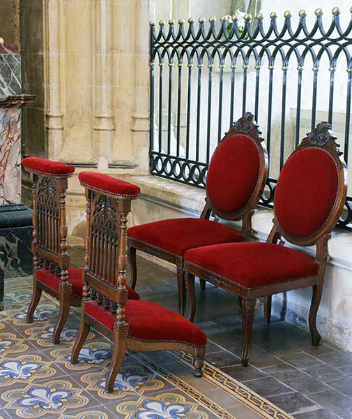 ensemble de 2 prie-Dieu et de 2 fauteuils de célébrant