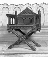 ensemble d'un fauteuil de célébrant (siège en X), 2 tabourets d'église, un banc de choeur de style néo-roman
