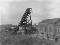 Chevalement et bâtiment d'extraction.- Photographie ancienne, contact de plaque de verre 18x24, vers 1920. (Archives privées Société des Mines de Soumont).