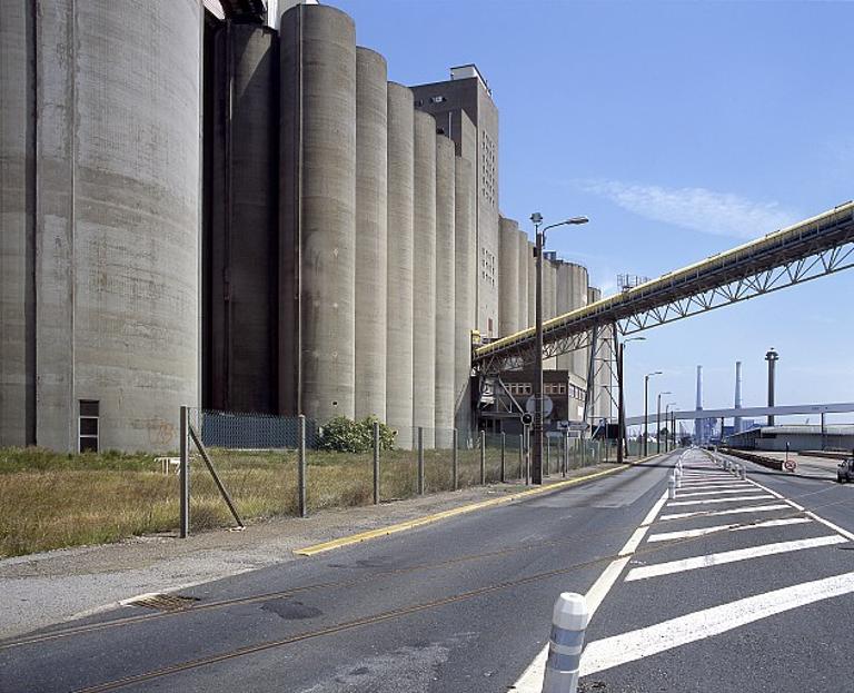 silo à grains, puis silos à sucre