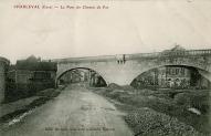 Le pont du chemin de fer.- Carte postale, éd. Riolacci, photogr. Mercier, vers 1910 (Collection particulière).