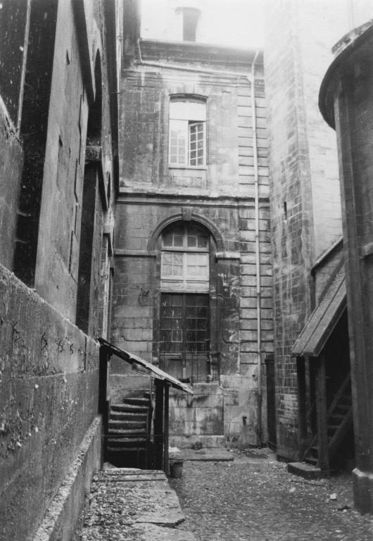 bâtiment conventuel de l'abbaye de la Trinité dite abbaye aux Dames, actuellement hôtel de région