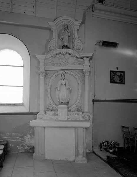 ensemble de l'autel secondaire : autel table, retable architecturé à niche et tabernacle