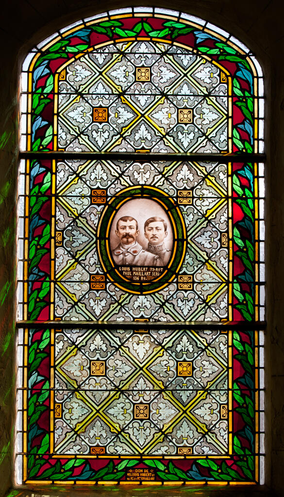 Verrière décorative et commémorative de la guerre de 1914-1918 : Portrait de deux soldats (baie 6)