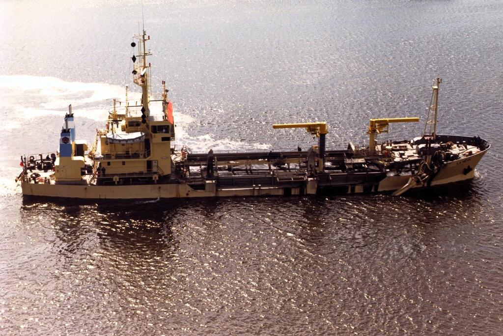 bateau drague : drague porteuse fendable, drague aspiratrice en marche ouvrante  (service de port) dite LA HEVE, puis LA BELLE