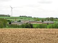 Vue d'ensemble du site, prise du nord-ouest, état en 2013 avec implantation d'une éolienne.