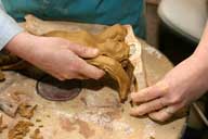 Reportage sur la fabrication d'un épi de faîtage dans l'atelier de poterie. Estampage : démoulage (7), partie supérieure du moule retirée.