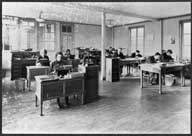 Bureaux, vue intérieure.- Photographie, s. d., vers 1922 ?. (Collection particulière Isoroy).