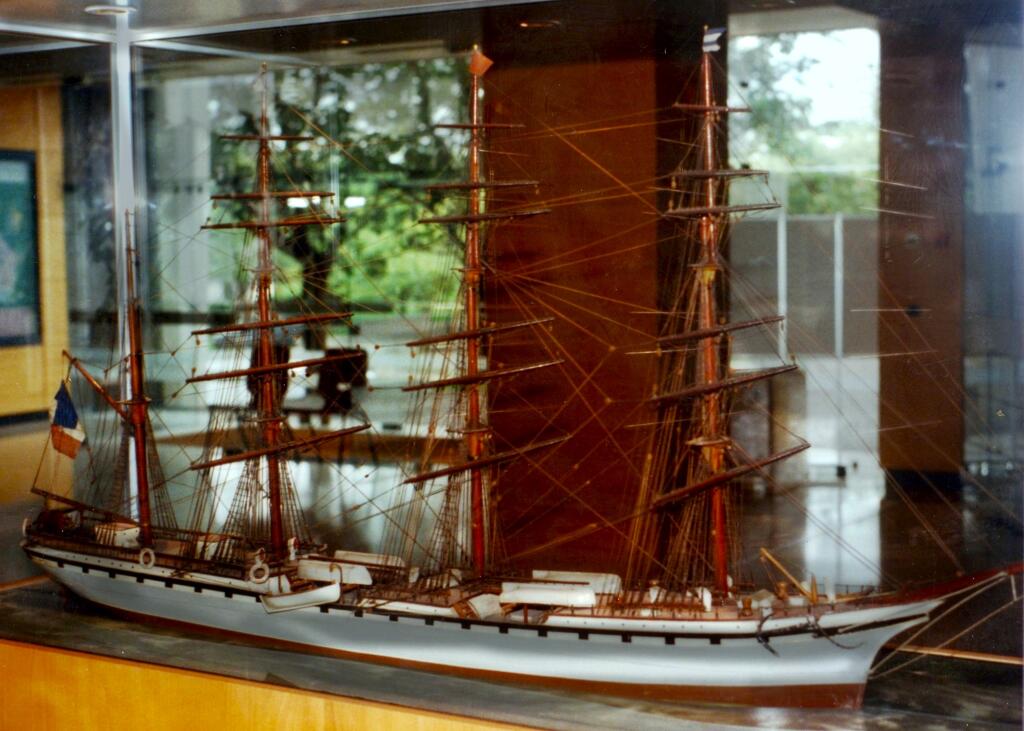 ensemble d'objets en relation avec le voilier QUEVILLY