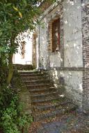 Escalier extérieur donnant accès au logis en rez-de-chaussée surélevé, hameau La Souricière.
