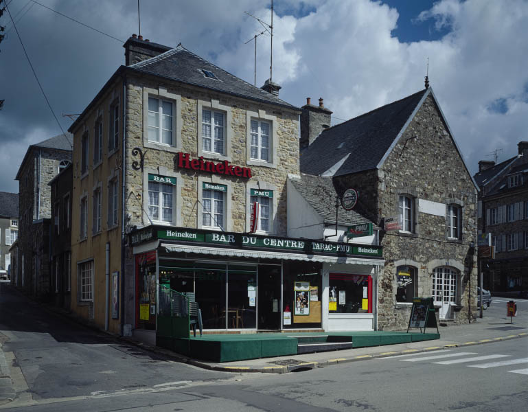 Le Bar du Centre et l'ancien bâtiment des prisons.