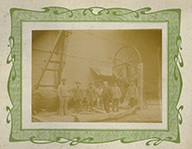Personnel dans l'atelier de sciage, posant devant un tronc prêt à être débité.- Photographie ancienne sur carton, mars 1923, 26,7 x 20,9 cm. (Collection particulière CNNCN, Caen).