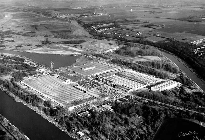 usine de construction navale des Chantiers navals français, puis Chantiers navals de Caen, puis usine de construction automobile Saviem, puis Renault véhicules industriels (RVI), puis Renault Trucks