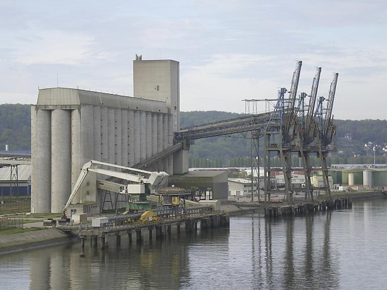 silos céréaliers d'exportation MRM, puis Ucacel-MRM, actuellement Sénalia