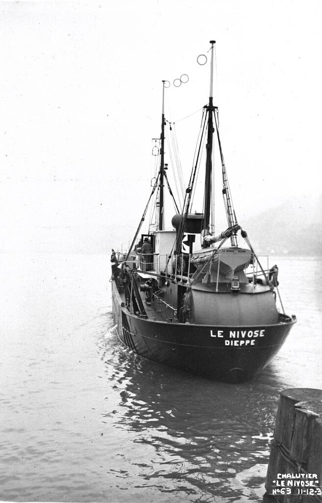 bateau de pêche : chalutier (pêche hauturière et côtière) dit LE NIVOSE, puis CATCHER I, puis NAXOS