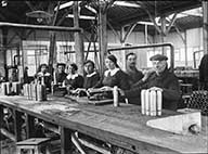 Ouvriers et ouvrières dans l'un des ateliers.- Photographie ancienne, plaque de verre, [1915-1918]. (Collection particulière Jean-Claude Verrier, Pont-d'Ouilly).