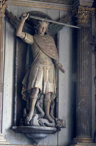 statue (petite nature) : saint Michel combattant le dragon