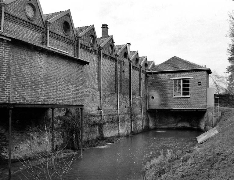 indiennerie puis filature de coton de l'Isle-Dieu, puis tissage de coton Pouyer-Quertier puis Liegault puis Flipo, puis usine de ferblanterie Coqueval, puis usine de pièces techniques en matière plastique Plastiques de l'Andelle