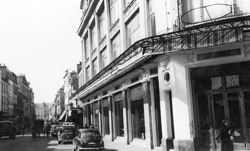 Magasin Ratti, façade rue Gambetta.- Photographie ancienne, 1953. (Archives privées de la famille Ratti, Cherbourg-Octeville).