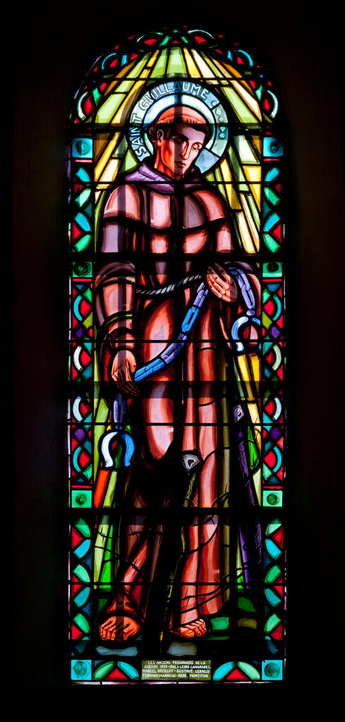 Ensemble de 3 verrières hagiographiques et commémoratives de la guerre de 1914-1918 et de la guerre de 1939-1945 : Saint Guillaume, Anges