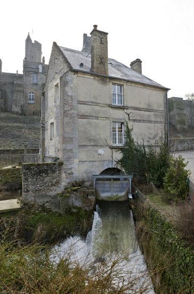 moulin à farine dit moulin de Creully, puis centrale hydroélectrique, actuellement maison