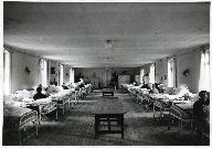 Pensionnaires dans une salle collective de l'hospice Saint-Louis.- Photographie, tirage argentique, 1968. (C.H.U. de Caen, T 321).