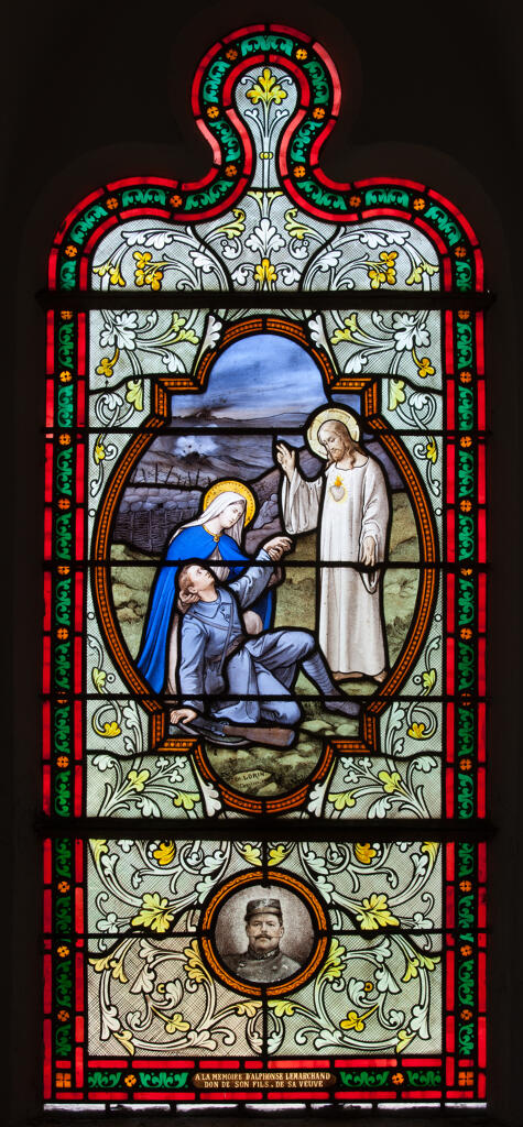 ensemble de 4 verrières mixtes hagiographiques et commémoratives de la guerre de 1914-1918 : Apparition du Sacré-Cœur de Jésus à un soldat soutenu par la Vierge, Saint Jean donnant la communion à la Vierge, Baptême du Christ, Crucifixion ; à la mémoire d'Alphonse Lemarchand et d'Albert Levillain (baies 7 à 10)