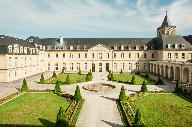 basse-cour et cour du cloître de l'abbaye de bénédictines de la Trinité dite abbaye aux Dames, actuellement jardins d'agrément de l'hôtel de région