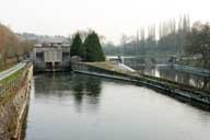 Centrale hydroélectrique, canal de décharge et barrage sur l'Orne, vue du nord.